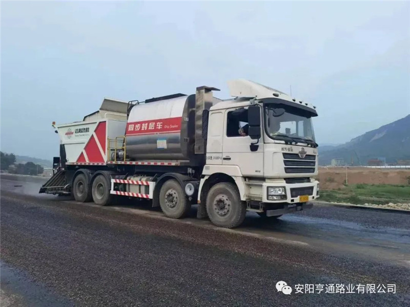 02f71459c0714d2d5c4ccbadb30c8a82 祝贺我司341国路洪古段改性乳化沥青碎石封层试验段成功