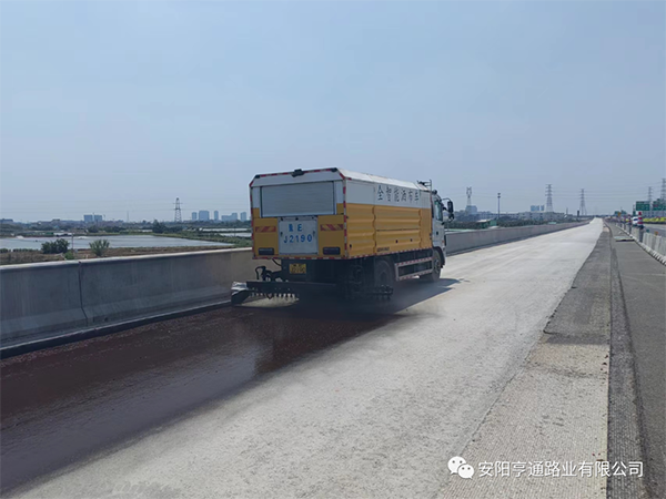 d97b45d2d27d19ba15333f2bf1fe421e 热烈祝贺我司中江高速稀浆封层、透层试验段成功