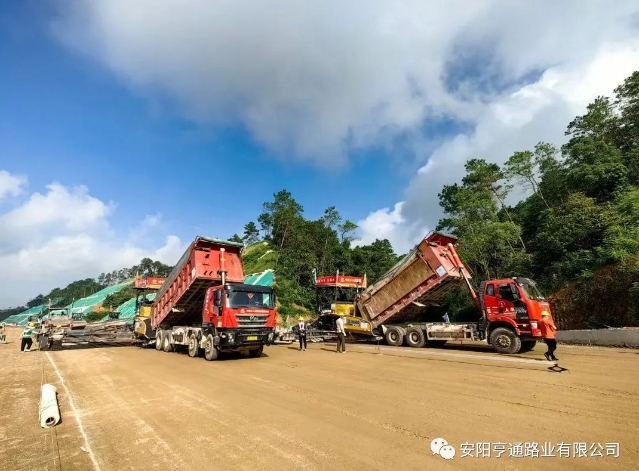 6c4aa6645f67a6c5bff2a0015ad1345a 广西南玉珠项目水稳摊铺底基层施工